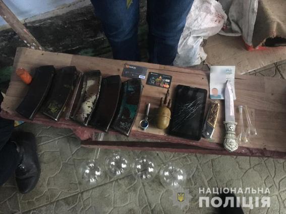 В Николаеве задержали группу наркодилеров, у которых, помимо наркотиков, изъяли оружие и тротил 3