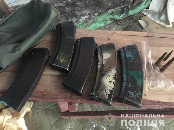 В Николаеве задержали группу наркодилеров, у которых, помимо наркотиков, изъяли оружие и тротил 11