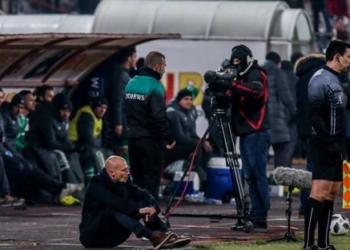 В чемпионате Болгарии тренер упал на колени, умоляя судью добавить больше времени