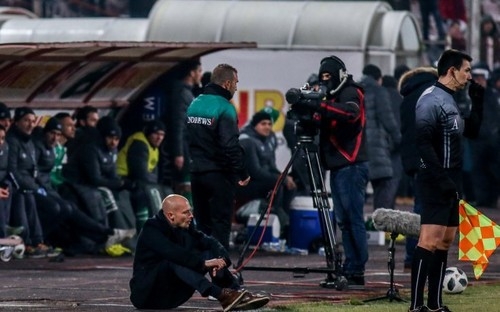 В чемпионате Болгарии тренер упал на колени, умоляя судью добавить больше времени