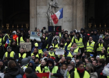 “Желтые жилеты” вышли на очередную акцию в Париже, 37 задержанных