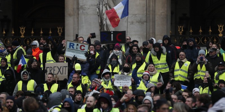 “Желтые жилеты” вышли на очередную акцию в Париже, 37 задержанных