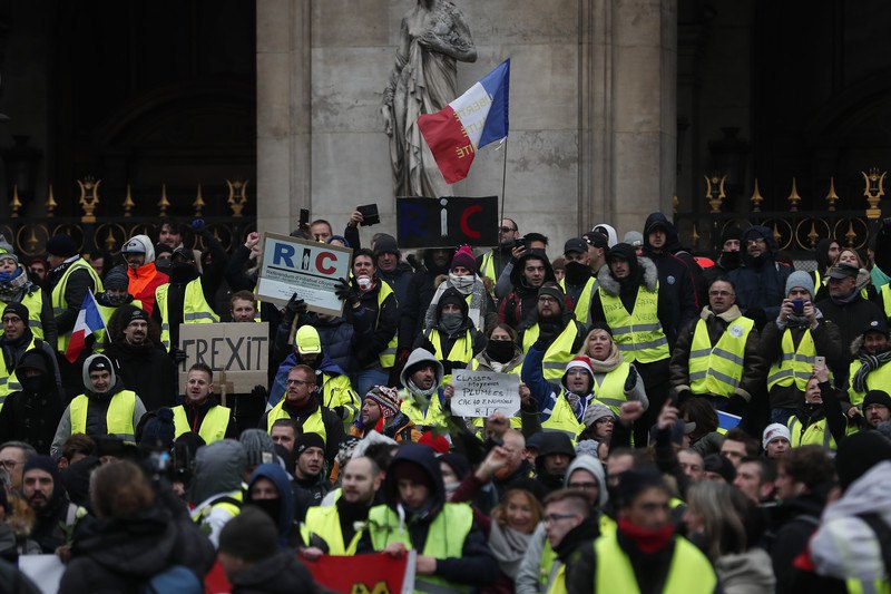 В Париже демонстранты напали на 3 полицейских 1