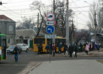 В Николаеве пассажирам пришлось толкать сломанный троллейбус