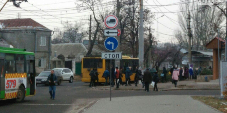 В Николаеве пассажирам пришлось толкать сломанный троллейбус