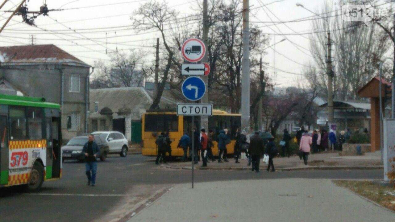 В Николаеве пассажирам пришлось толкать сломанный троллейбус