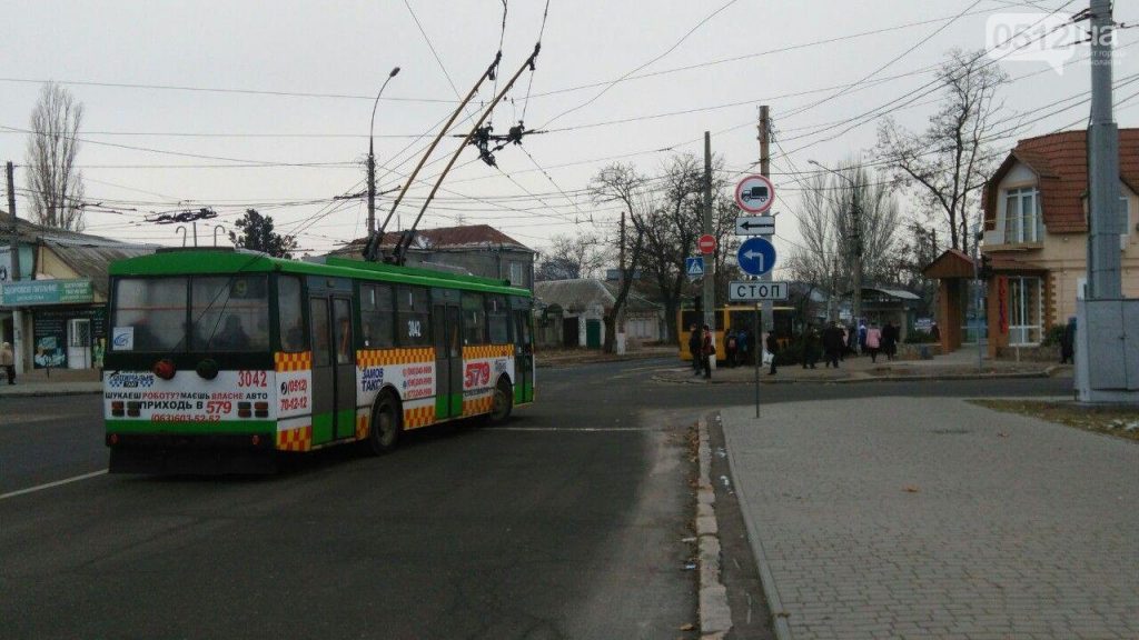 В Николаеве пассажирам пришлось толкать сломанный троллейбус 6