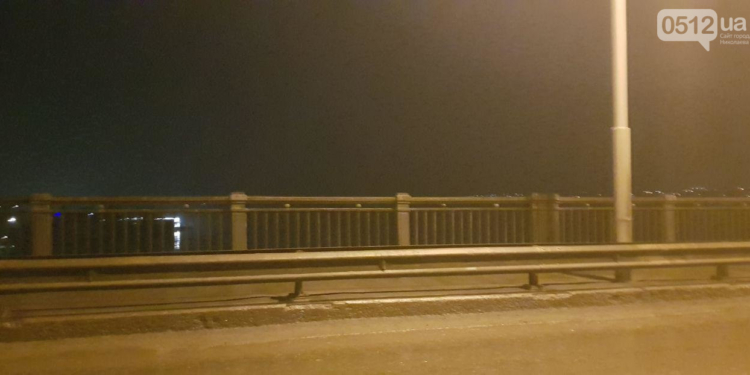 Николаевские патрульные остановили мужчину, который хотел спрыгнуть с Варваровского моста