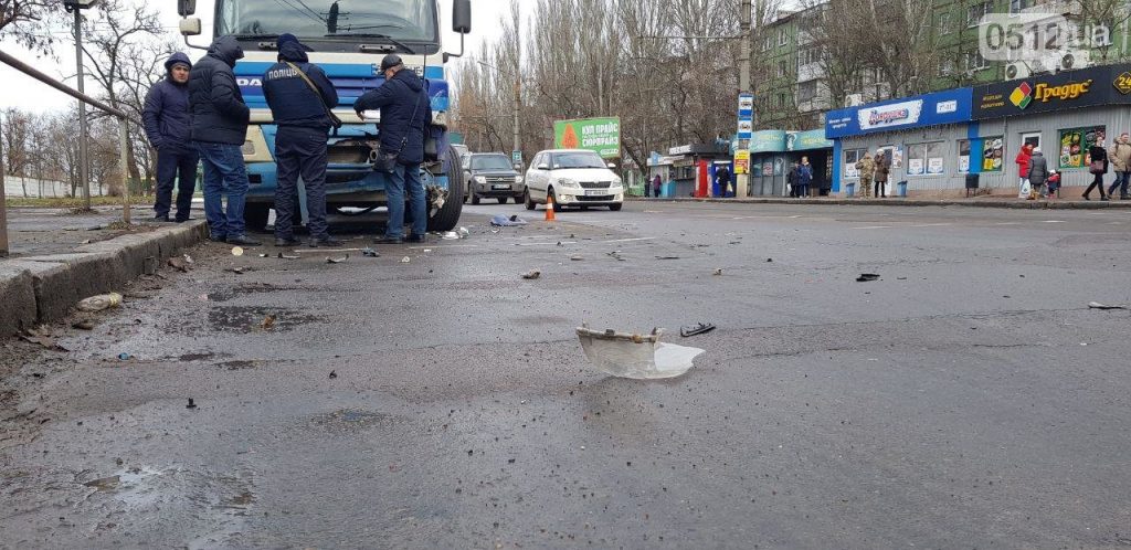 На проспекте Героев Украины тягач "DAF" протаранил "Mitsubishi". Движение транспорта затруднено 8