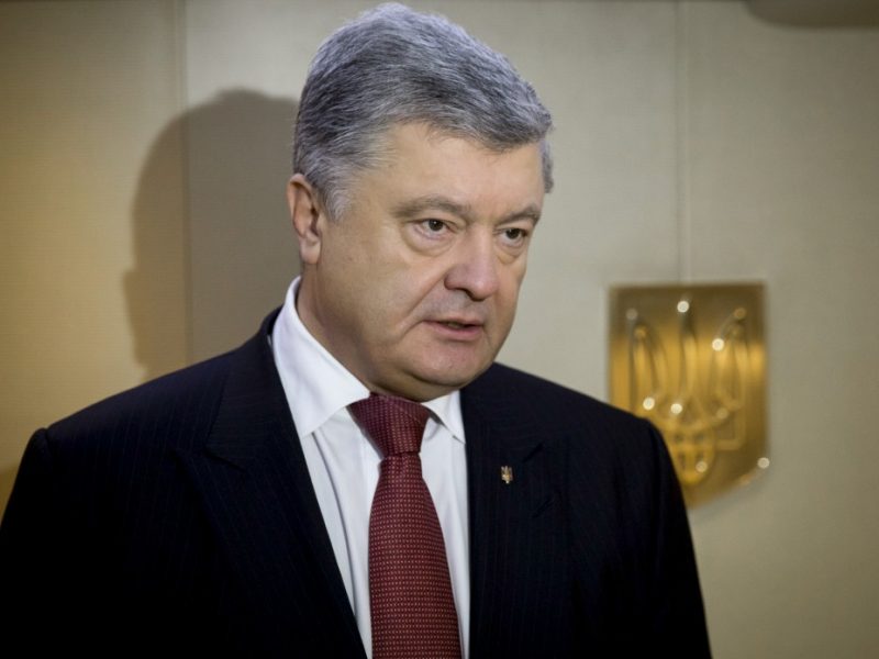 Зеленського просять поновити розслідування проти Порошенка щодо Мінських угод, але петиція набрала небагато