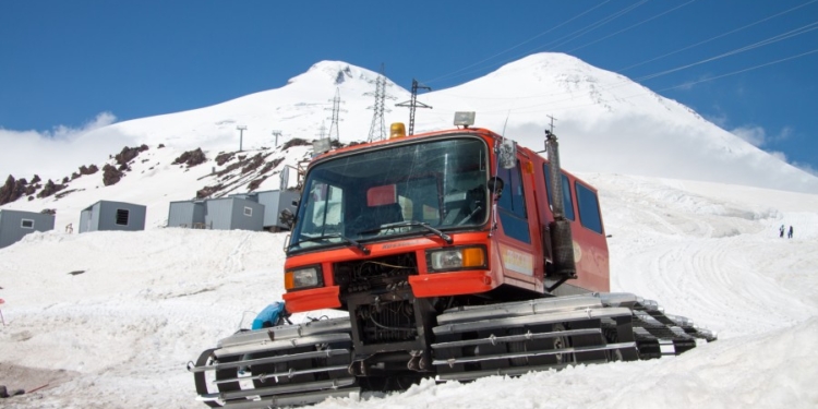 В Карпатах трактор для чистки трасс наехал на туристку. Дело пытаются замять, уверены свидетели. В полиции отрицают