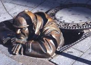 Сантехник вернул американке кольцо с бриллиантом, которое 9 лет пролежало в канализации