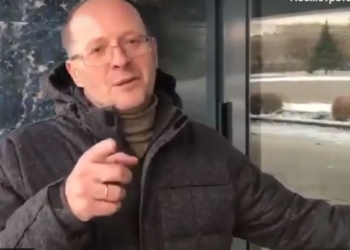 Чтобы купить билеты на рейсы аэропорта Николаев, нужно позвонить директору аэропорта на мобильный