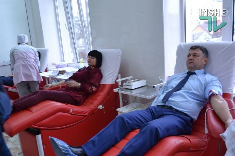 Руководители николаевского здравоохранения личным примером призвали медиков принять участие в акции по сдаче крови 1