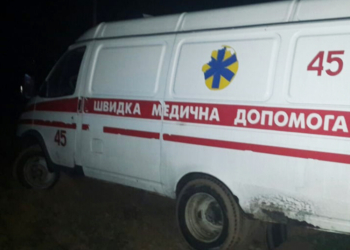 И снега не надо: в Снигиревке и Николаеве спасателям пришлось вытаскивать из грязи легковушку и скорую помощь