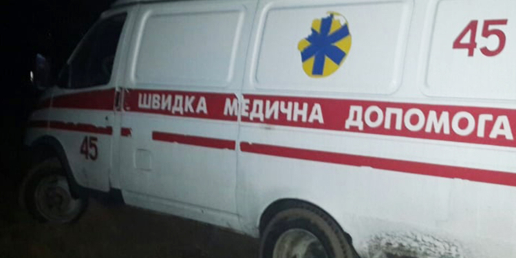 И снега не надо: в Снигиревке и Николаеве спасателям пришлось вытаскивать из грязи легковушку и скорую помощь