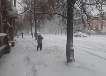 На Полтавщине из-за снегопада закрыли дороги и школы