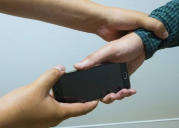 В Николаеве девушка украла у 8-летней девочки телефон