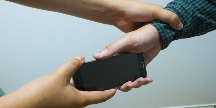 В Николаеве девушка украла у 8-летней девочки телефон