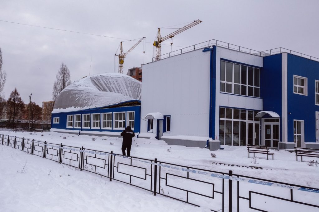 Под Киевом обвалилась крыша нового спорткомплекса - внутри было 30 детей 3