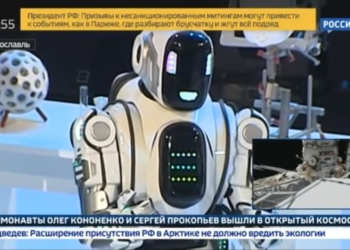 «Россия 24» рассказала о «самом современном роботе» на форуме Путина. Им оказался переодетый человек