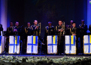 Военные моряки и артисты николаевского театра поблагодарили защитников Украины театрализованным концертом «Армия с народом»