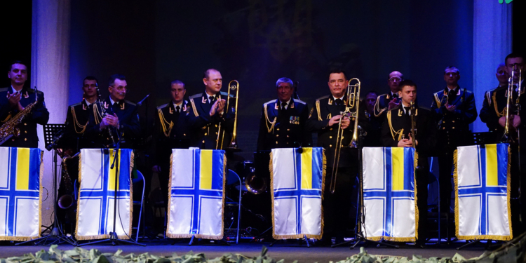 Военные моряки и артисты николаевского театра поблагодарили защитников Украины театрализованным концертом «Армия с народом»