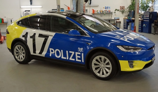 Швейцарская полиция пересядет на новые автомобили Tesla