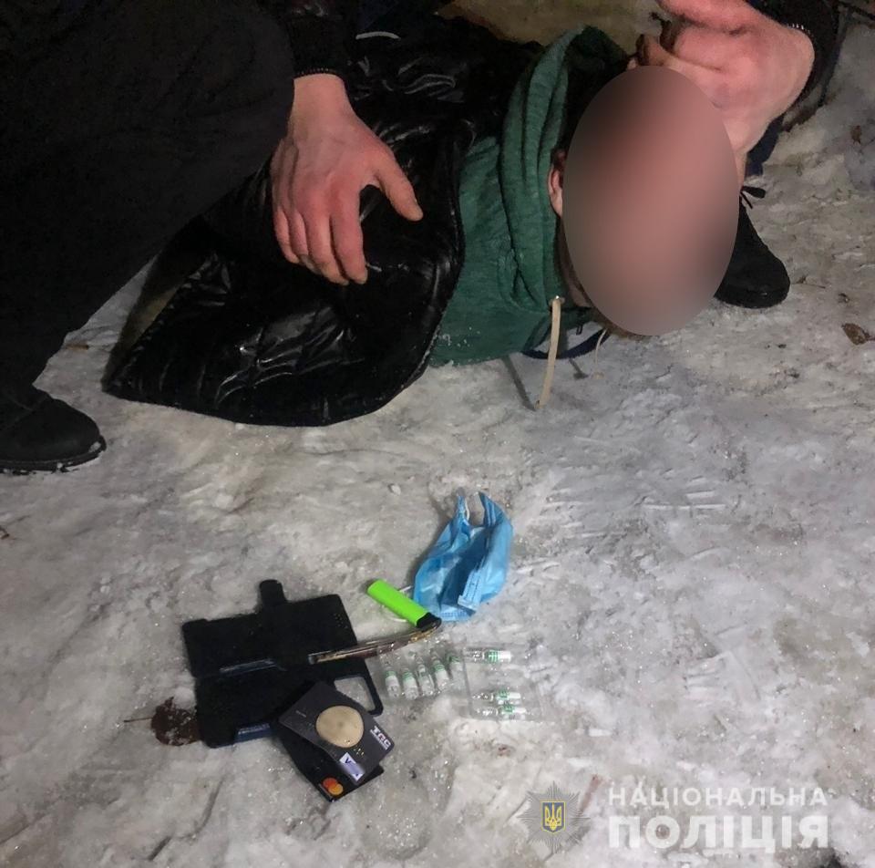 Под Киевом грабитель угрожал жертве шприцем со смертельной инъекцией 1