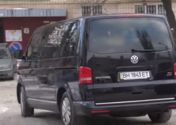 Зеленского в поездках сопровождает микроавтобус, принадлежащий компании Коломойского