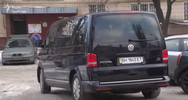 Зеленского в поездках сопровождает микроавтобус, принадлежащий компании Коломойского