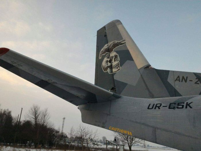 С акулой и черепами. Украинская авиакомпания купила в Голливуде знаменитый самолет - с ним снимался Сталлоне 3