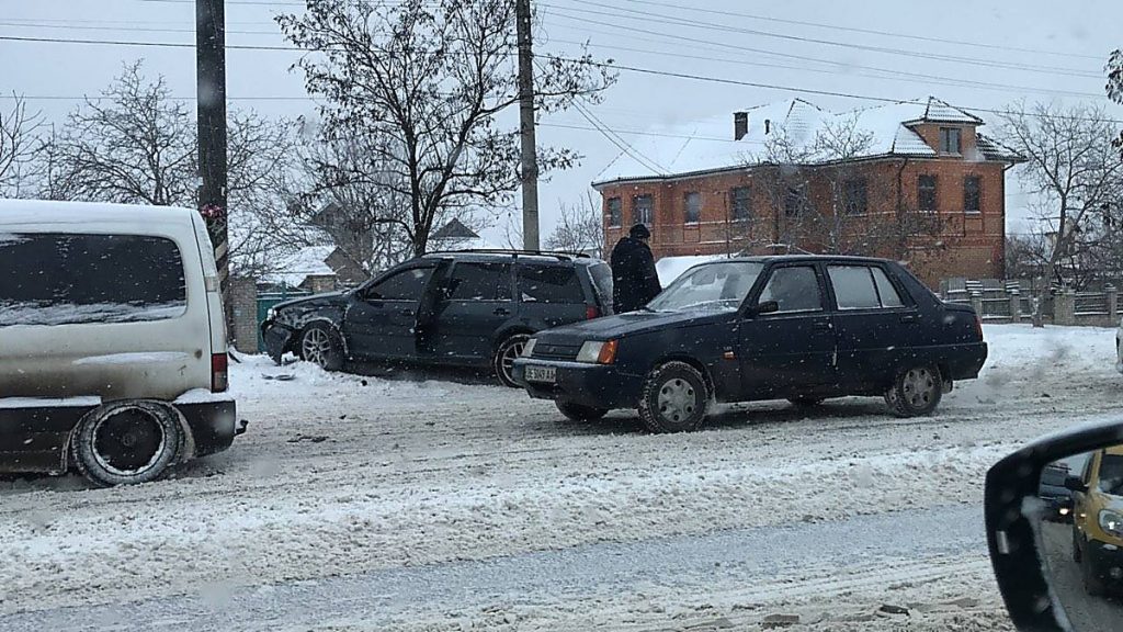 На проспекте Богоявленском из-за сколькой дороги столкнулись четыре автомобиля 1