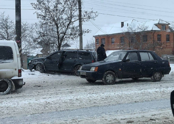На проспекте Богоявленском из-за сколькой дороги столкнулись четыре автомобиля