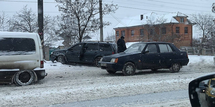 На проспекте Богоявленском из-за сколькой дороги столкнулись четыре автомобиля