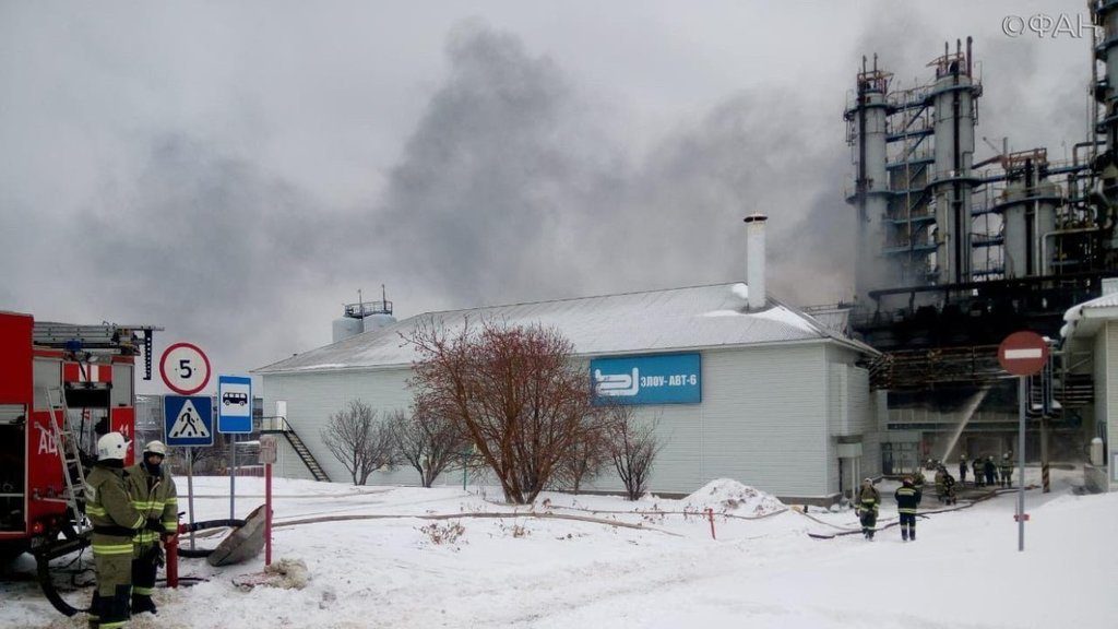 В России загорелся нефтеперерабатывающий завод 3