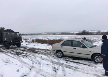 За минувшие сутки на Николаевщине спасатели вытащили из снежных заносов 5 легковушек