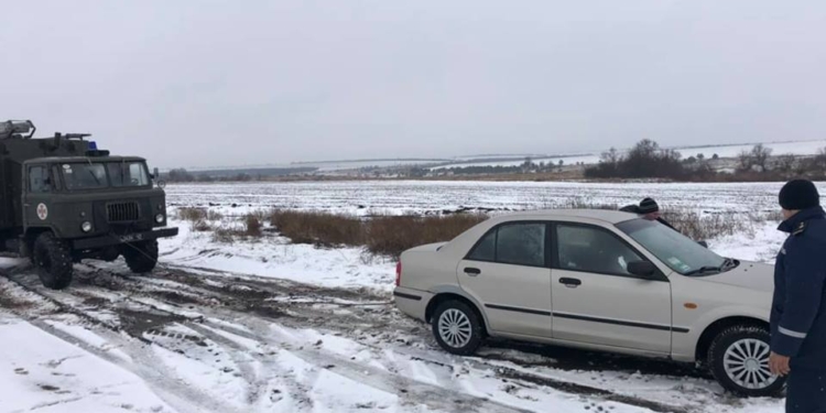 За минувшие сутки на Николаевщине спасатели вытащили из снежных заносов 5 легковушек