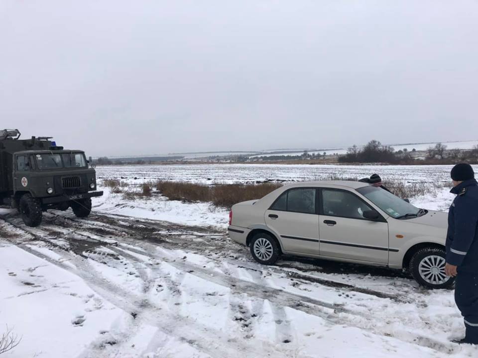 За минувшие сутки на Николаевщине спасатели вытащили из снежных заносов 5 легковушек 1