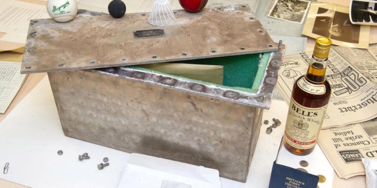 Виски и деньги: чем отличается «капсула времени», найденная в шотландском университете, от советских «капсул времени»