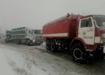 С начала дня на Николаевщине спасатели уже вытащили из снежных заносов 12 автомобилей. Сводка на 15.00