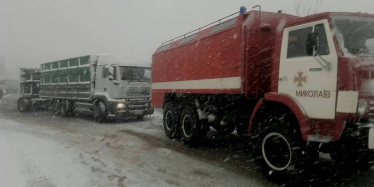 С начала дня на Николаевщине спасатели уже вытащили из снежных заносов 12 автомобилей. Сводка на 15.00