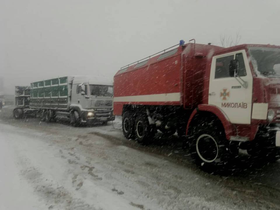 С начала дня на Николаевщине спасатели уже вытащили из снежных заносов 12 автомобилей. Сводка на 15.00 1
