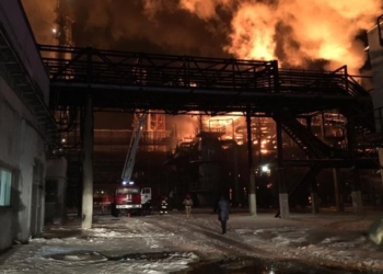 В Калуше горит завод «Карпатнефтехим»: спасатели заявляют, что факельное горение пирогаза локализовано