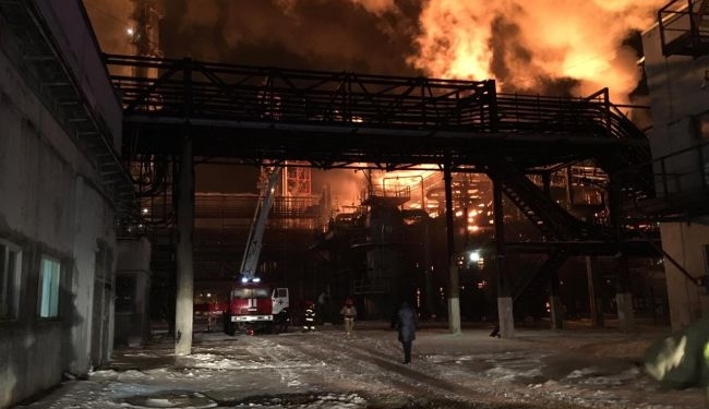 В Калуше горит завод «Карпатнефтехим»: спасатели заявляют, что факельное горение пирогаза локализовано