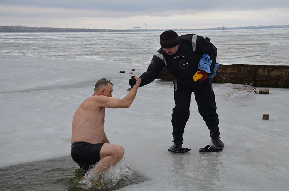 Николаевские спасатели и гвардейцы обеспечивали безопасность традиционных Крещенских купаний 4