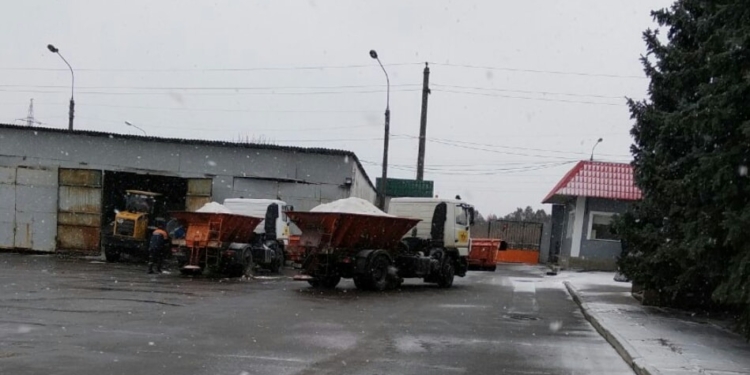 Заметает. В Николаеве техника «ЭЛУ автодорог» вышла на антигололедную обработку улиц