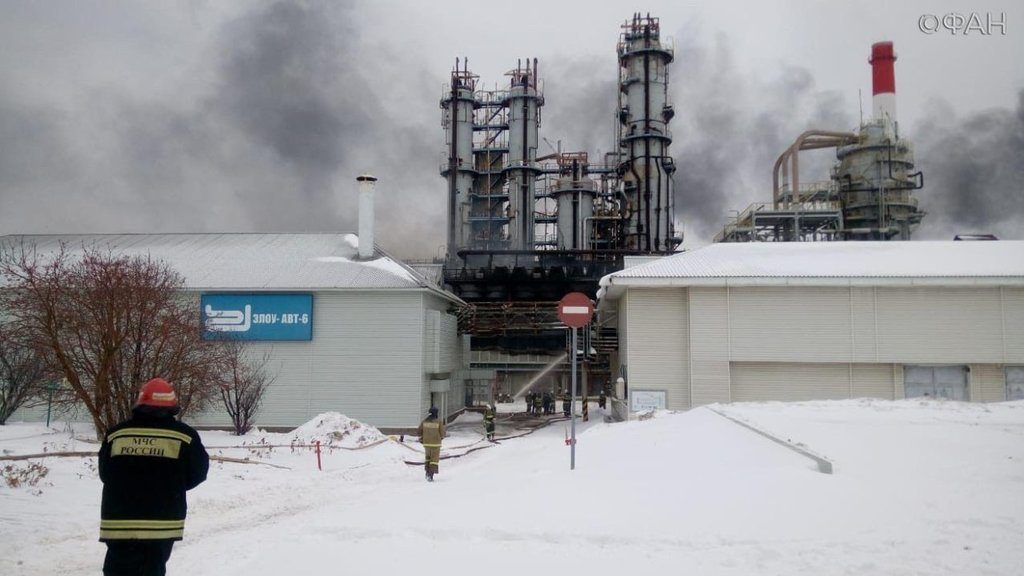 В России загорелся нефтеперерабатывающий завод 5