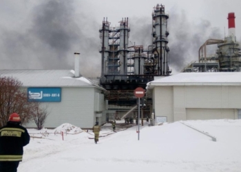 В России загорелся нефтеперерабатывающий завод