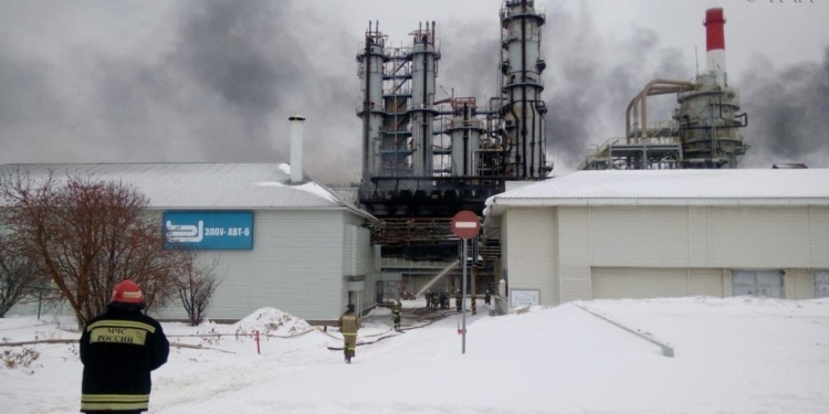 В России загорелся нефтеперерабатывающий завод